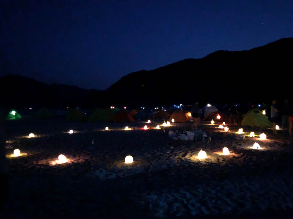 西湾ではキャンプも可能