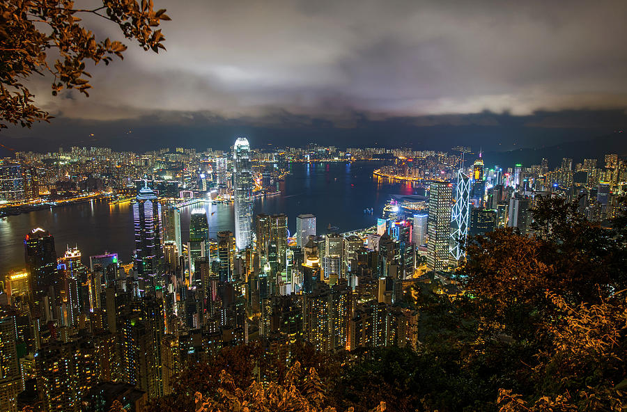 ビクトリア・ピークから望む香港の夜景はまさに圧巻。摩天楼群のきらめきとビクトリアハーバーの光の競演が、香港のナイトライフの幕開けをドラマチックに演出します。どこまでも広がる香港の夜景は、大人の旅行者に高級感あふれる感動を与えてくれるでしょう。