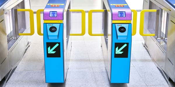 香港MTR改札のクレジットカード用タッチ決済リーダー。VisaやMastercardをかざすだけで乗車可能に。