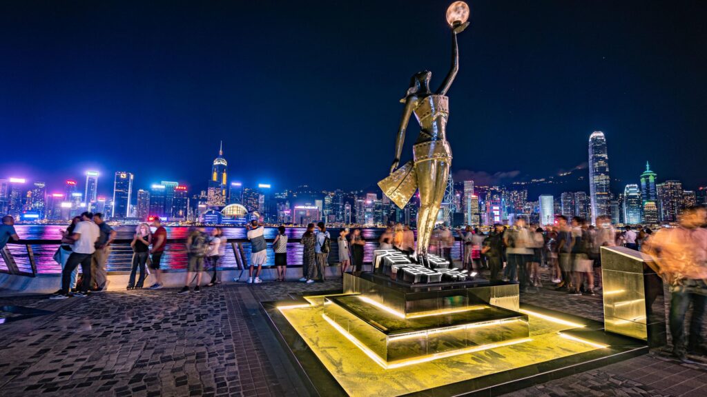 香港旅行が初めての方や家族連れの方にぜひ訪れてほしい 「アベニュー・オブ・スターズ(Avenue of Stars)」 と 「香港シンフォニー・オブ・ライツ(Symphony of Lights)」。