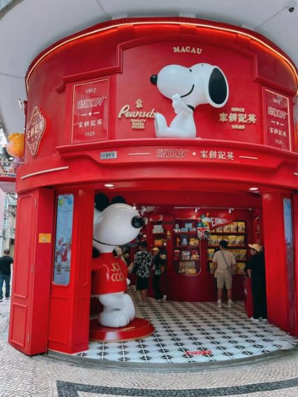 マカオスヌーピー限定ショップでは購入特典のスヌーピー柄ショッパー(手提げ袋)に商品を入れてくれる