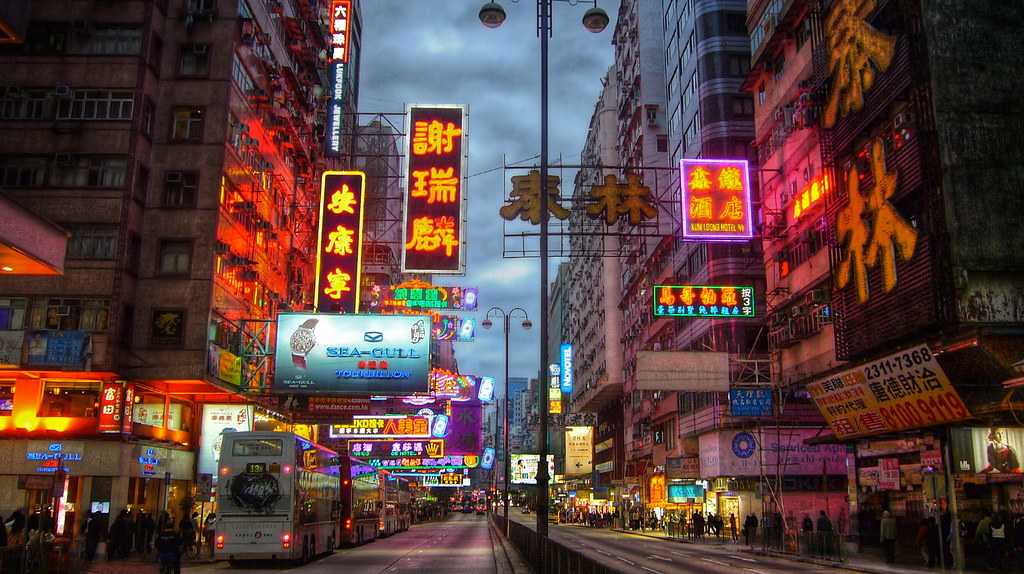 ネイザンロード(Nathan Road)の道に張り出した無数の看板