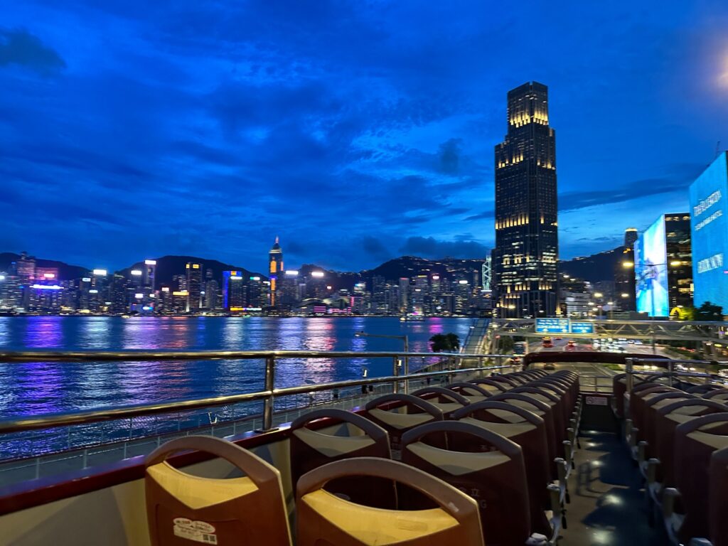 オープントップバスで夜風に吹かれながら眺めるビクトリア湾の夜景
