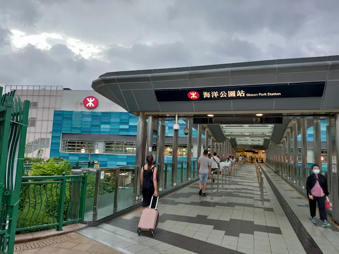 最寄り駅はMTR(香港の地下鉄)南港島線の「海洋公園駅」