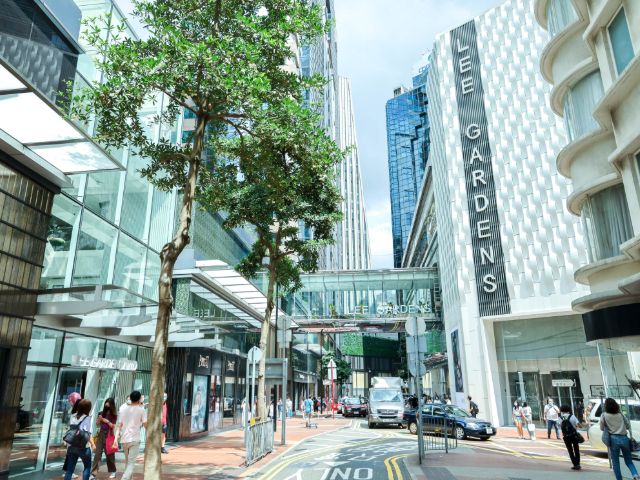 銅鑼湾店はショッピングモール「リーガーデン」近くに位置