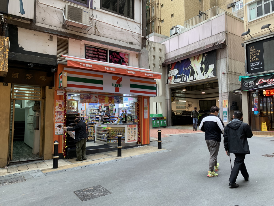 ミッドナイト・エクスプレス（Midnight Express）そのものは現存せず、現在は同じ場所がコンビニの7-Elevenになっている