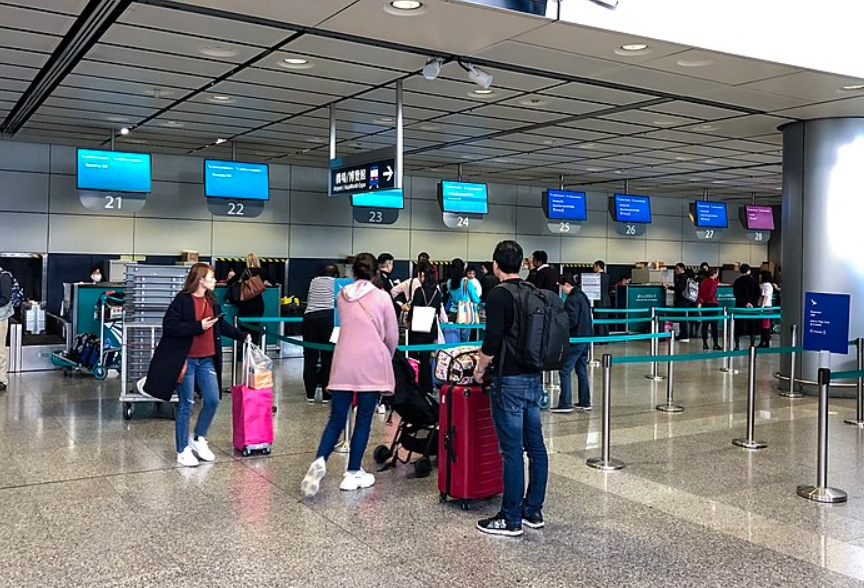 香港駅は空港高速鉄道の始発駅であり、インタウン・チェックイン（市内での航空機搭乗手続き）も可能
