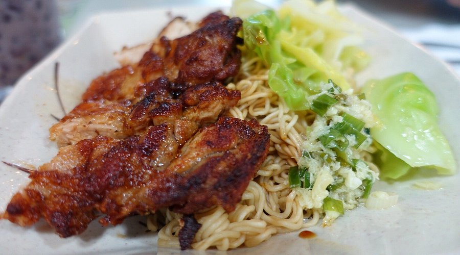 セントラルの老舗「蘭芳園」で名物の鶏扒撈丁（チキンチョップのインスタント麺）や奶茶（ミルクティー）