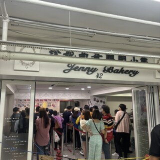 尖沙咀(チムサーチョイ)本店が入る美麗都大厦(ミラドールマンション)の様子。雑居ビルの中という立地にもかかわらず、ジェニーベーカリー目当ての行列ができていることも。