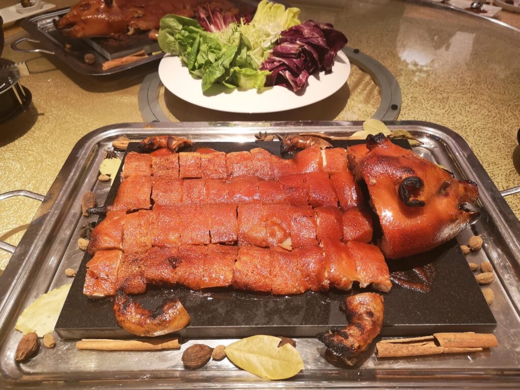 皮を泡立てて極限までクリスピーにした乳豬（ラウジュー）こと乳飲み仔豚の丸焼き