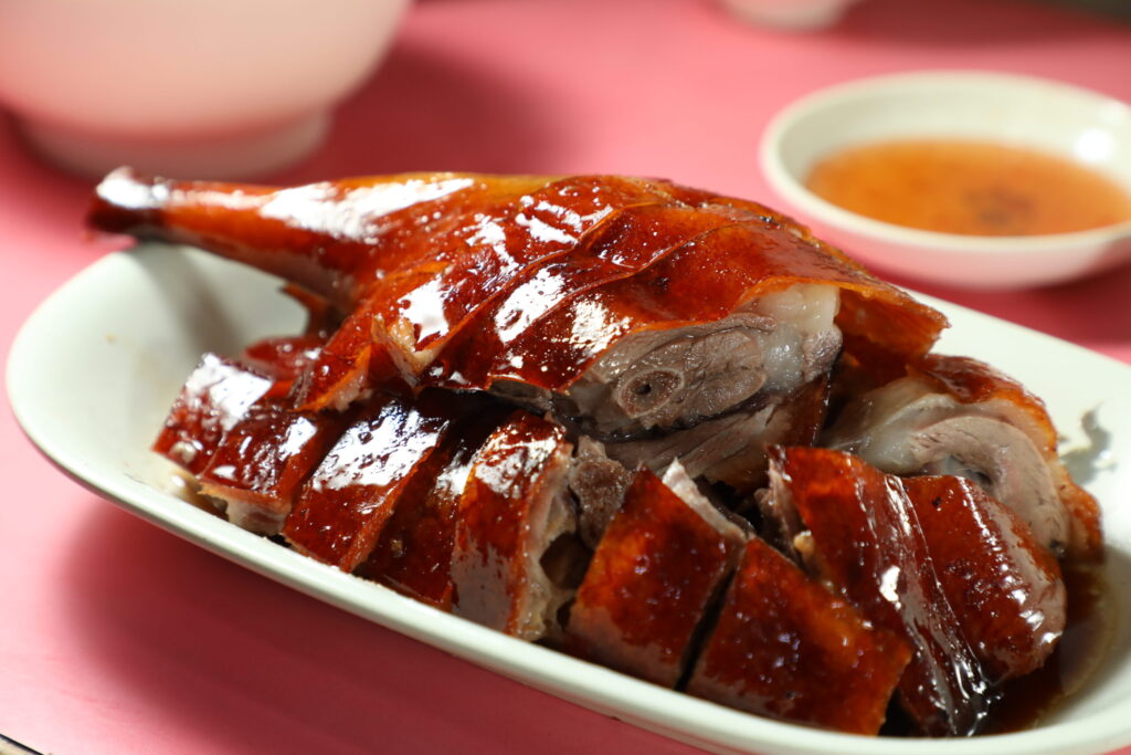 黄金色に輝く燒鵝（シウオー）は若いガチョウの丸焼きで、ぱりぱりの皮と濃厚な肉汁がたまりません。