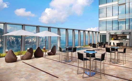W香港の76階の屋上プールエリアにあるバー「WET® Deck」