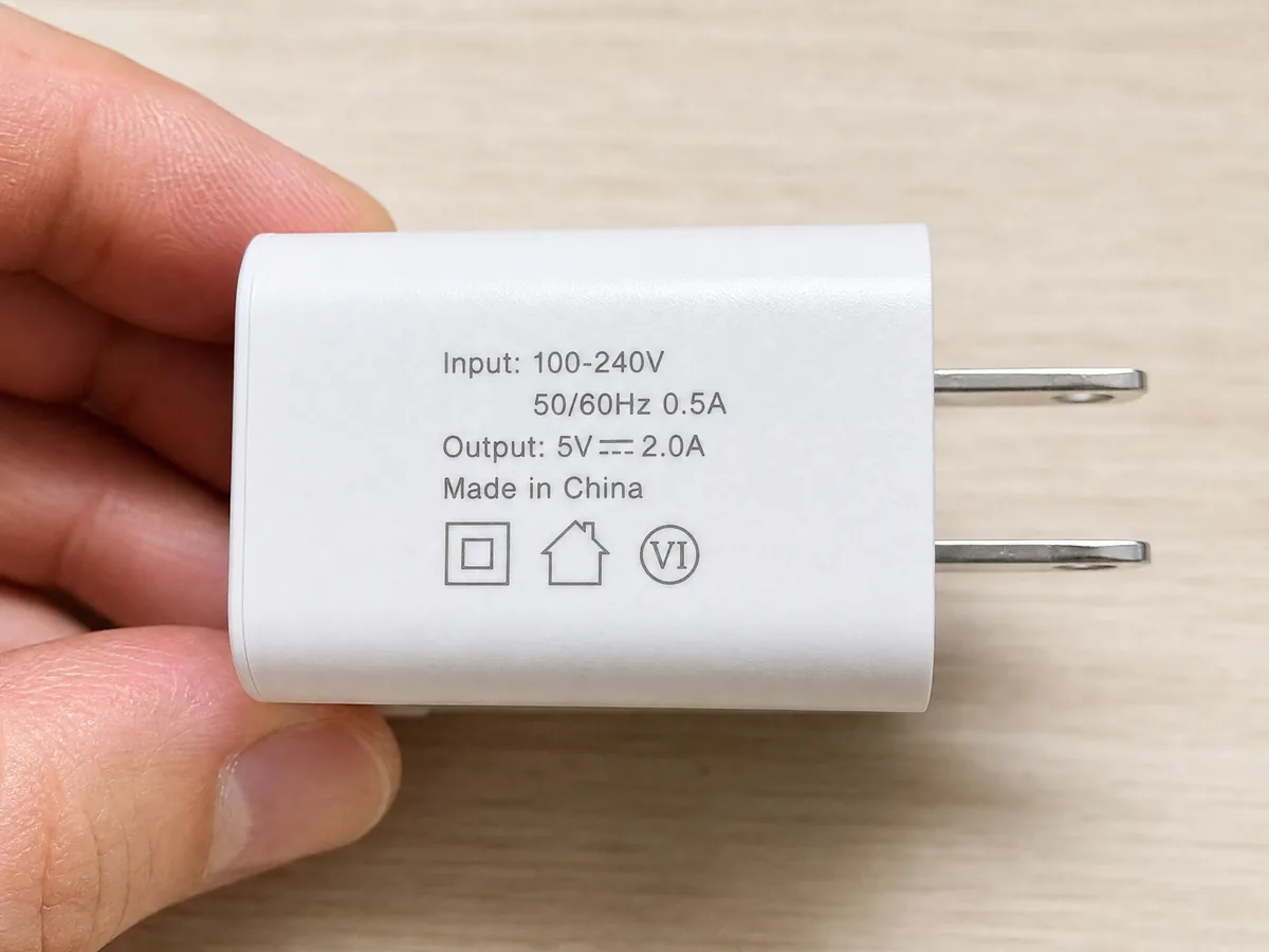 100-240V対応と記載されたスマホ充電器